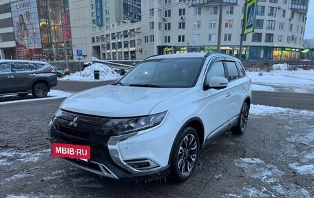 Mitsubishi Outlander III рестайлинг 3, 2022 год, 2 900 000 рублей, 9 фотография