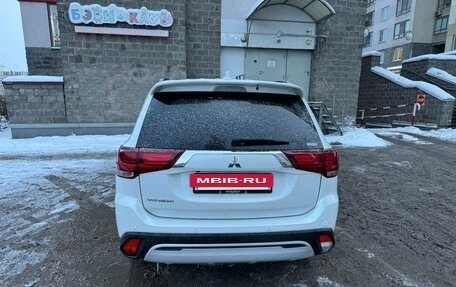 Mitsubishi Outlander III рестайлинг 3, 2022 год, 2 900 000 рублей, 5 фотография