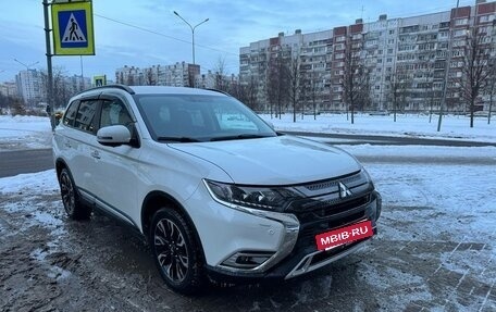 Mitsubishi Outlander III рестайлинг 3, 2022 год, 2 900 000 рублей, 4 фотография