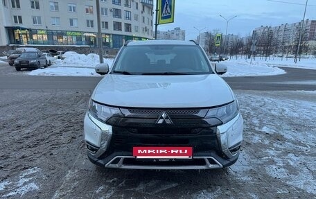 Mitsubishi Outlander III рестайлинг 3, 2022 год, 2 900 000 рублей, 6 фотография