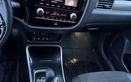 Mitsubishi Outlander III рестайлинг 3, 2022 год, 2 900 000 рублей, 10 фотография