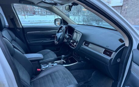 Mitsubishi Outlander III рестайлинг 3, 2022 год, 2 900 000 рублей, 13 фотография