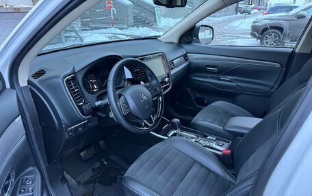 Mitsubishi Outlander III рестайлинг 3, 2022 год, 2 900 000 рублей, 12 фотография