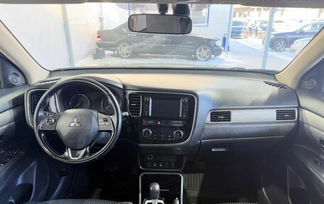 Mitsubishi Outlander III рестайлинг 3, 2017 год, 1 799 000 рублей, 10 фотография