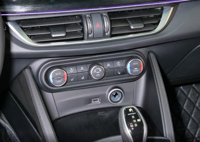 Alfa Romeo Stelvio, 2023 год, 5 550 000 рублей, 11 фотография