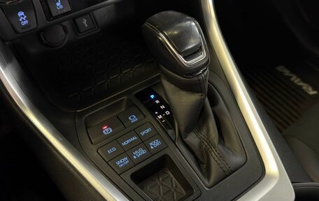 Toyota RAV4, 2021 год, 3 400 000 рублей, 27 фотография