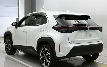 Toyota Yaris Cross, 2022 год, 1 570 000 рублей, 2 фотография