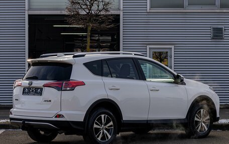 Toyota RAV4, 2017 год, 1 995 000 рублей, 6 фотография