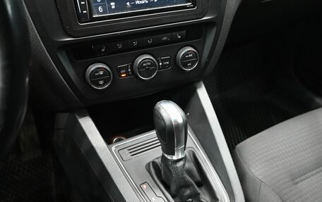 Volkswagen Jetta VI, 2016 год, 1 300 000 рублей, 16 фотография