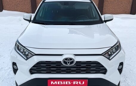 Toyota RAV4, 2020 год, 3 300 000 рублей, 2 фотография