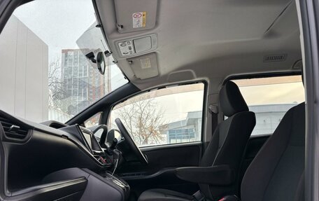 Toyota Noah III, 2015 год, 1 849 000 рублей, 10 фотография