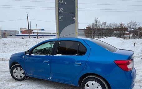 Renault Logan II, 2017 год, 900 000 рублей, 4 фотография