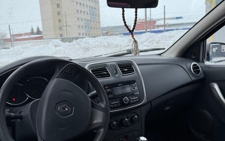 Renault Logan II, 2017 год, 900 000 рублей, 7 фотография