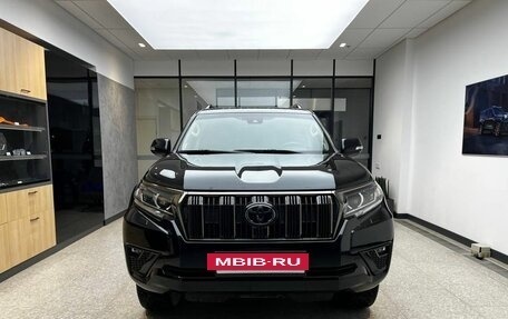 Toyota Land Cruiser Prado 150 рестайлинг 2, 2022 год, 7 300 000 рублей, 3 фотография