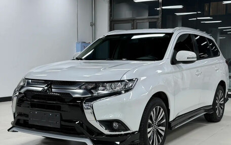 Mitsubishi Outlander III рестайлинг 3, 2022 год, 2 250 000 рублей, 1 фотография