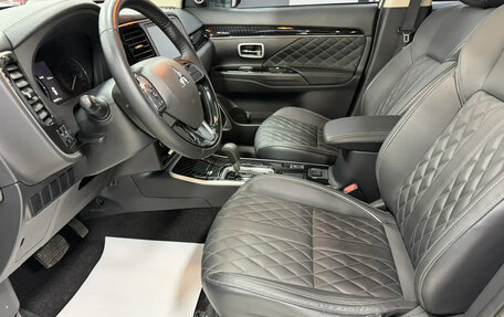 Mitsubishi Outlander III рестайлинг 3, 2022 год, 2 250 000 рублей, 7 фотография