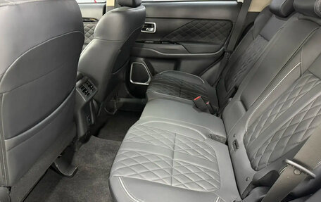 Mitsubishi Outlander III рестайлинг 3, 2022 год, 2 250 000 рублей, 15 фотография