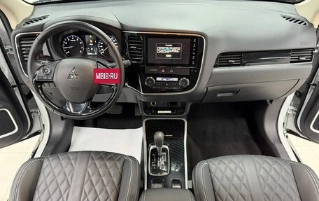 Mitsubishi Outlander III рестайлинг 3, 2022 год, 2 250 000 рублей, 5 фотография