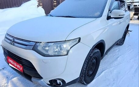 Mitsubishi Outlander III рестайлинг 3, 2014 год, 1 400 000 рублей, 4 фотография