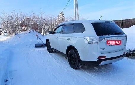 Mitsubishi Outlander III рестайлинг 3, 2014 год, 1 400 000 рублей, 3 фотография