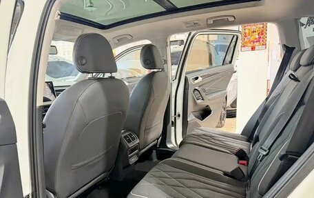 Volkswagen Tiguan II, 2023 год, 2 605 000 рублей, 12 фотография