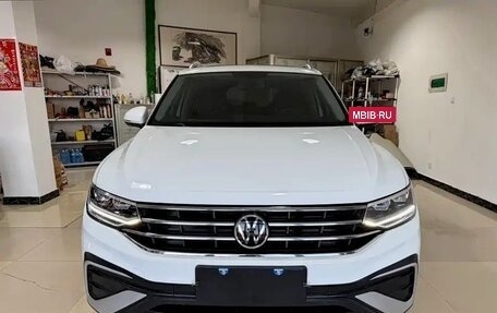 Volkswagen Tiguan II, 2023 год, 2 605 000 рублей, 2 фотография