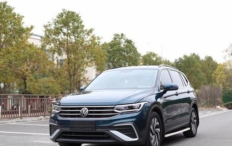 Volkswagen Tiguan II, 2021 год, 2 700 000 рублей, 1 фотография
