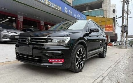 Volkswagen Tiguan II, 2021 год, 2 700 000 рублей, 3 фотография
