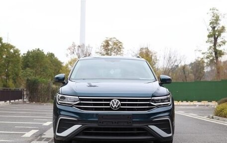 Volkswagen Tiguan II, 2021 год, 2 700 000 рублей, 2 фотография