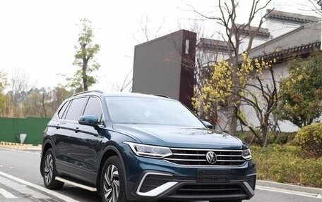 Volkswagen Tiguan II, 2021 год, 2 700 000 рублей, 3 фотография
