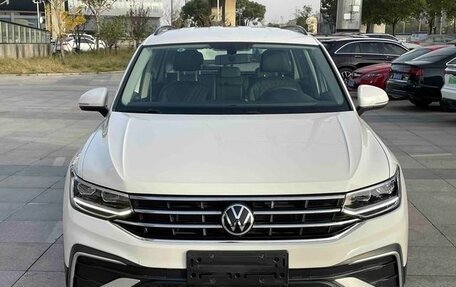 Volkswagen Tiguan II, 2021 год, 2 700 000 рублей, 2 фотография