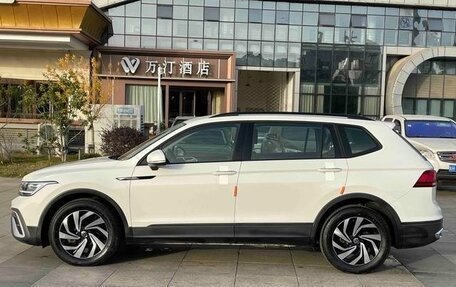 Volkswagen Tiguan II, 2021 год, 2 700 000 рублей, 4 фотография