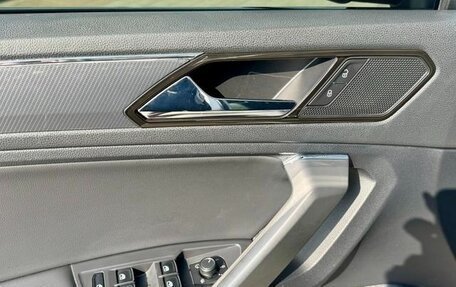 Volkswagen Tiguan II, 2021 год, 2 700 000 рублей, 17 фотография