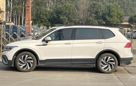 Volkswagen Tiguan II, 2021 год, 2 700 000 рублей, 5 фотография