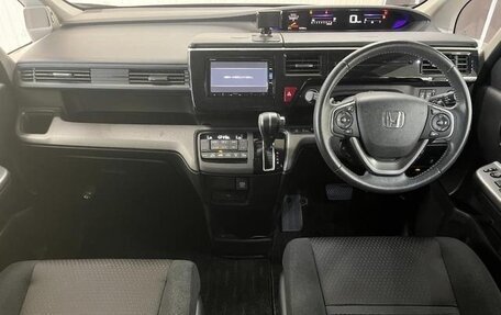 Honda Stepwgn IV, 2018 год, 1 900 000 рублей, 6 фотография