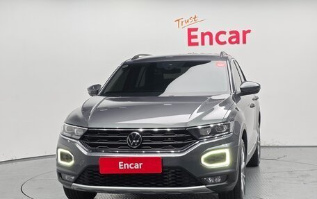 Volkswagen T-Roc I, 2021 год, 2 130 000 рублей, 2 фотография