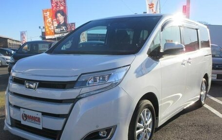 Toyota Noah III, 2017 год, 2 030 000 рублей, 1 фотография