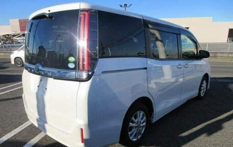 Toyota Noah III, 2017 год, 2 030 000 рублей, 7 фотография