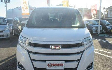 Toyota Noah III, 2017 год, 2 030 000 рублей, 5 фотография