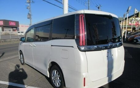 Toyota Noah III, 2017 год, 2 030 000 рублей, 6 фотография