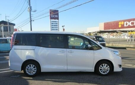 Toyota Noah III, 2017 год, 2 030 000 рублей, 3 фотография