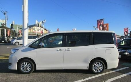 Toyota Noah III, 2017 год, 2 030 000 рублей, 9 фотография