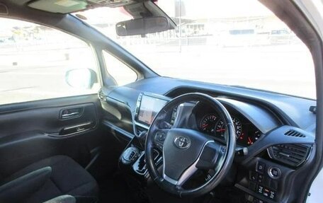 Toyota Noah III, 2017 год, 2 030 000 рублей, 4 фотография