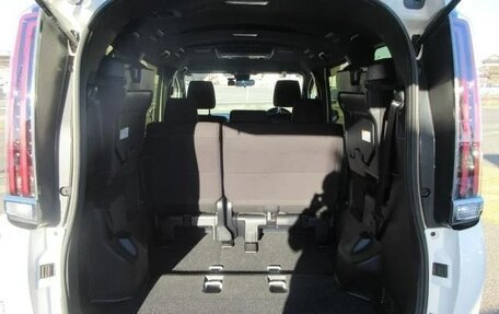 Toyota Noah III, 2017 год, 2 030 000 рублей, 14 фотография