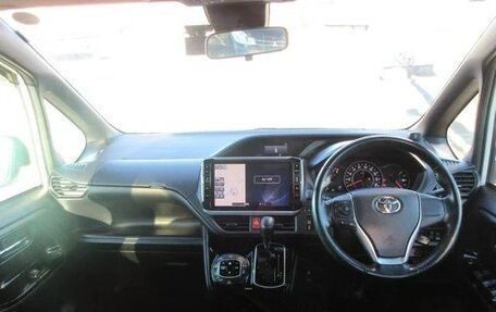 Toyota Noah III, 2017 год, 2 030 000 рублей, 22 фотография