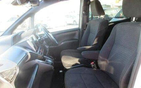 Toyota Noah III, 2017 год, 2 030 000 рублей, 27 фотография