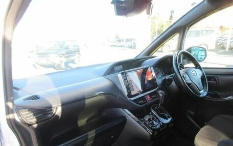 Toyota Noah III, 2017 год, 2 030 000 рублей, 21 фотография