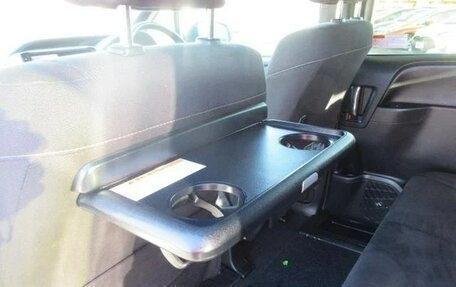 Toyota Noah III, 2017 год, 2 030 000 рублей, 20 фотография