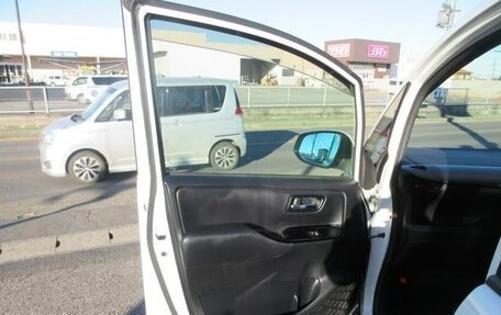 Toyota Noah III, 2017 год, 2 030 000 рублей, 28 фотография