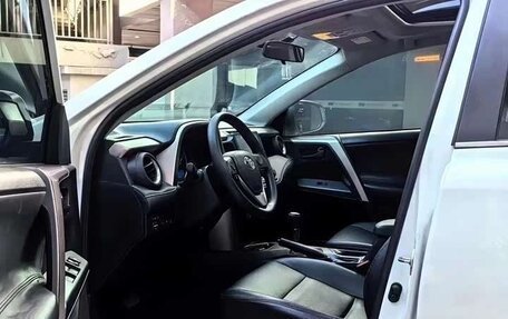 Toyota RAV4, 2018 год, 2 050 000 рублей, 4 фотография